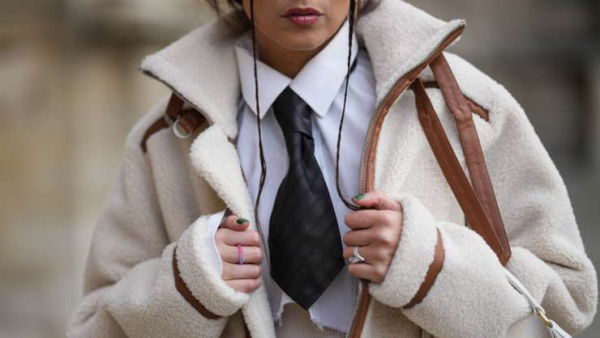 Галстуки для женщин: как и с чем носить весенний тренд, советы стилиста Галстуки для женщин: как и с чем носить весенний тренд, советы стилиста
