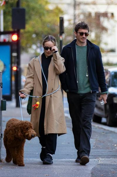 
                Оливия Уайлд с бойфрендом выгуливают собаку на улицах Лондона            