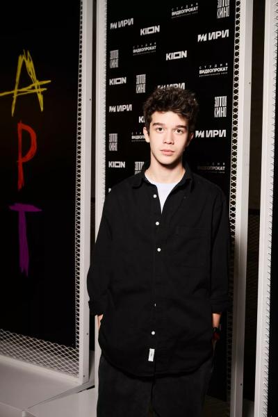 Рената Пиотровски, Аврора, Федор и Сергей Бондарчуки на светской премьере сериала "Арт – это я"
Рената Пиотровски, Аврора, Федор и Сергей Бондарчуки на светской премьере сериала "Арт – это я"