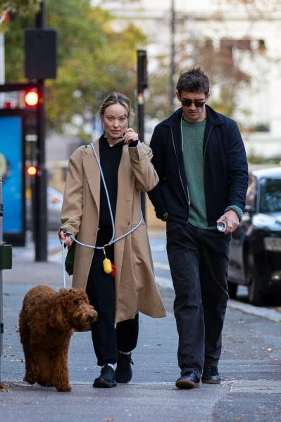 
                Оливия Уайлд с бойфрендом выгуливают собаку на улицах Лондона            