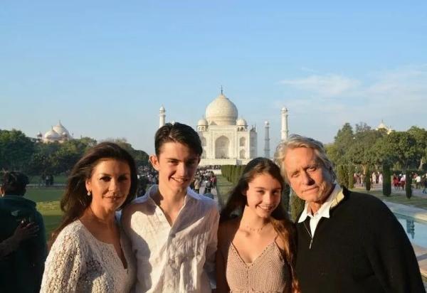 Кэтрин Зета-Джонс дала неловкий комментарий о семье
Кэтрин Зета-Джонс дала неловкий комментарий о семье