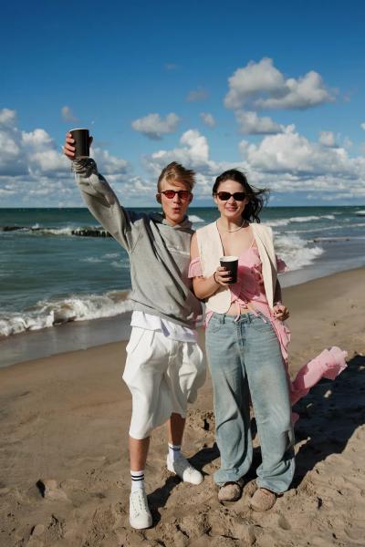 Катерина Шпица, Аня Чиповская, Артем Михалков и другие на морской вечеринке в Зеленоградске
Катерина Шпица, Аня Чиповская, Артем Михалков и другие на морской вечеринке в Зеленоградске