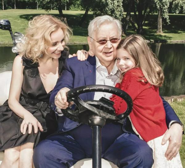 Марина Зудина поделилась архивными снимками с Олегом Табаковым
Марина Зудина поделилась архивными снимками с Олегом Табаковым