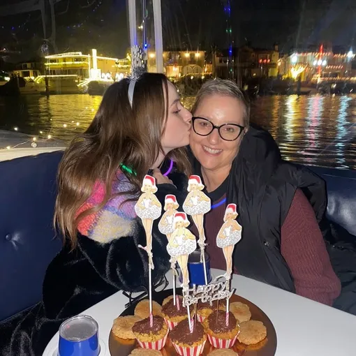 «Я шла сквозь туман»: Кейтлин Дивер призналась, что после похорон матери снялась в сериале «Одни из нас» «Я шла сквозь туман»: Кейтлин Дивер призналась, что после похорон матери снялась в сериале «Одни из нас»