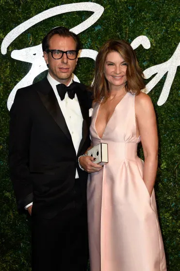 Грандиозный скандал в мире моды: 60-летняя миллионерша подала в суд на бывшего бойфренда из-за его измен с эскортницами Грандиозный скандал в мире моды: 60-летняя миллионерша подала в суд на бывшего бойфренда из-за его измен с эскортницами