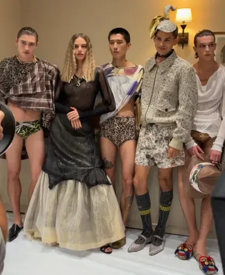 Хайди Клум в образе невесты, Алеся Кафельникова в платье с прозрачным верхом на показе Vivienne Westwood Хайди Клум в образе невесты, Алеся Кафельникова в платье с прозрачным верхом на показе Vivienne Westwood