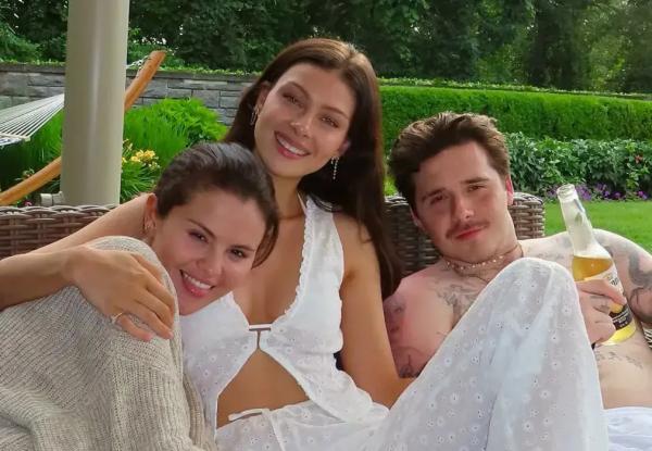 "Их круг друзей сокращается каждую неделю". Селена Гомес перестала общаться с Николой Пельтц из-за её "жажды внимания", которой потакает Бруклин Бекхэм