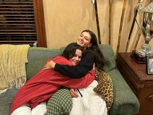 "Их круг друзей сокращается каждую неделю". Селена Гомес перестала общаться с Николой Пельтц из-за её "жажды внимания", которой потакает Бруклин Бекхэм