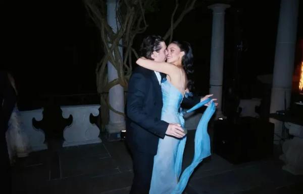 "Их круг друзей сокращается каждую неделю". Селена Гомес перестала общаться с Николой Пельтц из-за её "жажды внимания", которой потакает Бруклин Бекхэм