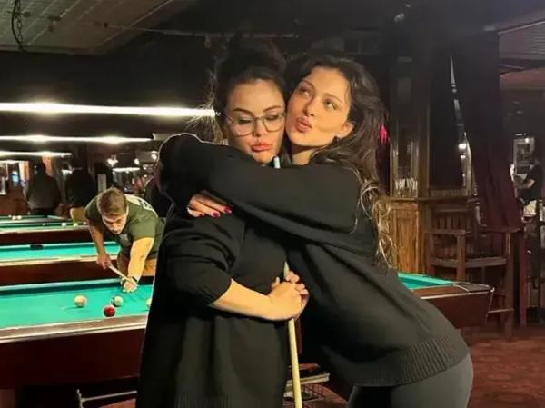 "Их круг друзей сокращается каждую неделю". Селена Гомес перестала общаться с Николой Пельтц из-за её "жажды внимания", которой потакает Бруклин Бекхэм