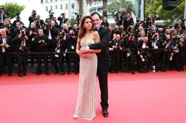 Ирина Шейк, Белла Хадид и Ева Лонгория на открытии Каннского кинофестиваля Ирина Шейк, Белла Хадид и Ева Лонгория на открытии Каннского кинофестиваля