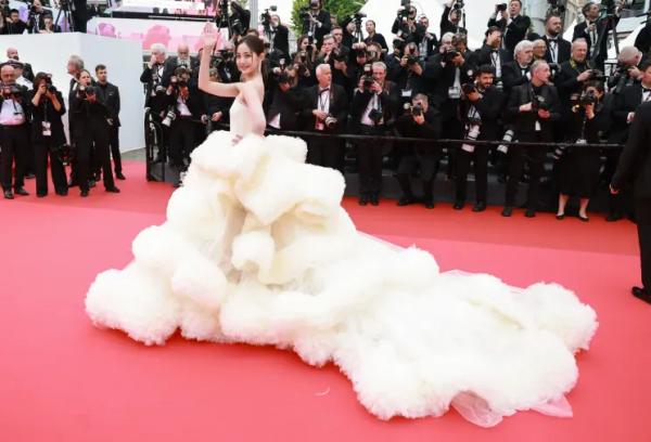 Ирина Шейк, Белла Хадид и Ева Лонгория на открытии Каннского кинофестиваля Ирина Шейк, Белла Хадид и Ева Лонгория на открытии Каннского кинофестиваля