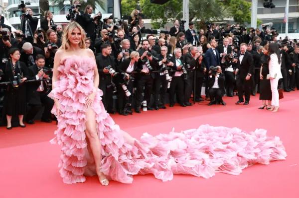 Ирина Шейк, Белла Хадид и Ева Лонгория на открытии Каннского кинофестиваля Ирина Шейк, Белла Хадид и Ева Лонгория на открытии Каннского кинофестиваля