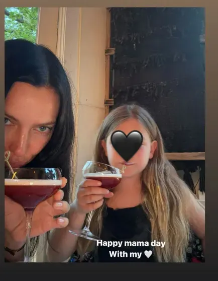 Ирина Шейк показала новые фото дочери по случаю Дня матери Ирина Шейк показала новые фото дочери по случаю Дня матери