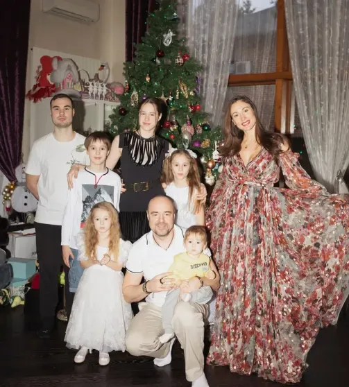 "Я ему носки стирала, ела доширак". Елена Товстик рассказала о скандальном разводе и романе своего мужа с Полиной Дибровой