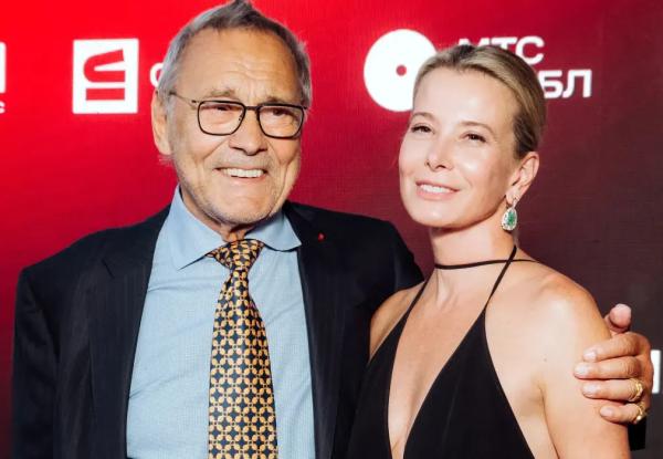 Юлия Высоцкая и Андрей Кончаловский удочерили девочку Юлия Высоцкая и Андрей Кончаловский удочерили девочку