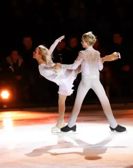 "Как быть, если чемпионат мира, а ты в таком состоянии?". Сашу Плющенко увезли на скорой после выступления в шоу отца с высокой температурой "Как быть, если чемпионат мира, а ты в таком состоянии?". Сашу Плющенко увезли на скорой после выступления в шоу отца с высокой температурой