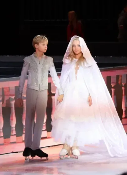 "Как быть, если чемпионат мира, а ты в таком состоянии?". Сашу Плющенко увезли на скорой после выступления в шоу отца с высокой температурой "Как быть, если чемпионат мира, а ты в таком состоянии?". Сашу Плющенко увезли на скорой после выступления в шоу отца с высокой температурой