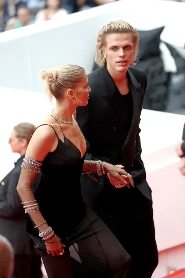 Канны-2025: Елена Перминова посетила премьеру фильма "Новая волна" вместе с бойфрендом Тарасом Романовым