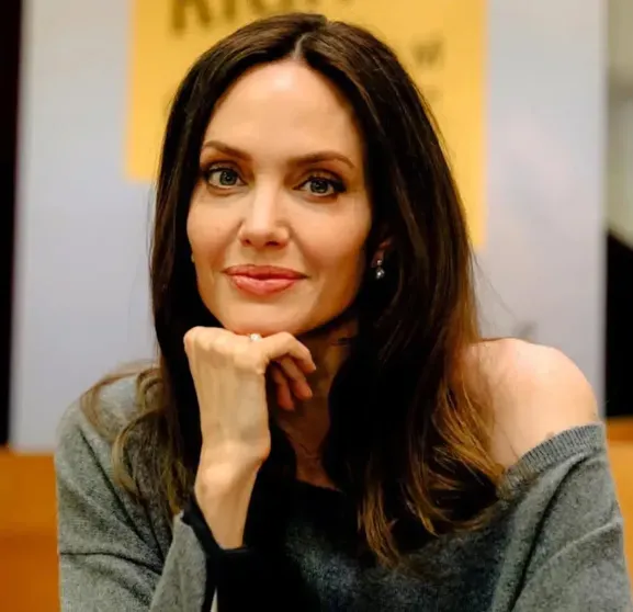 Каре и блонд: Анджелина Джоли появилась на публике в новом образе Каре и блонд: Анджелина Джоли появилась на публике в новом образе