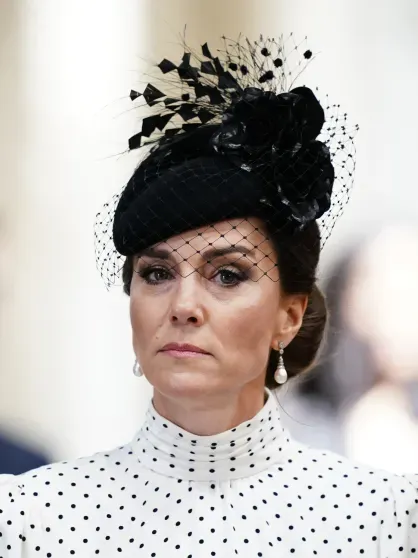 Кейт Миддлтон и принц Уильям посетили службу в честь 80-летия Победы Кейт Миддлтон и принц Уильям посетили службу в честь 80-летия Победы