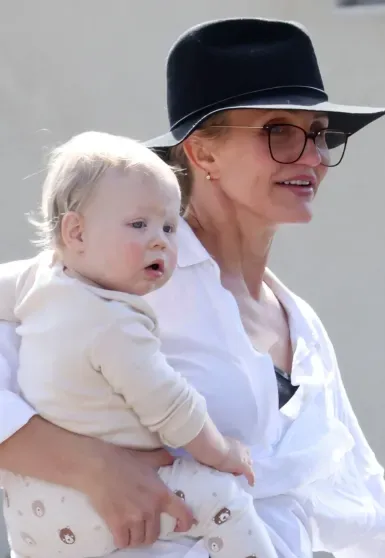 Кэмерон Диас появилась на публике с годовалым сыном Кэмерон Диас появилась на публике с годовалым сыном