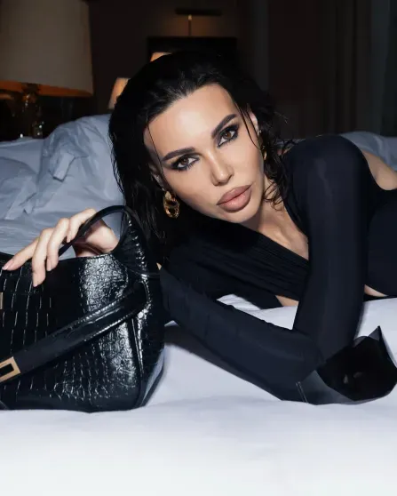 "Купила пригласительный за 8 тысяч евро". Оксану Самойлову не пустили на показ Balenciaga в Париже "Купила пригласительный за 8 тысяч евро". Оксану Самойлову не пустили на показ Balenciaga в Париже