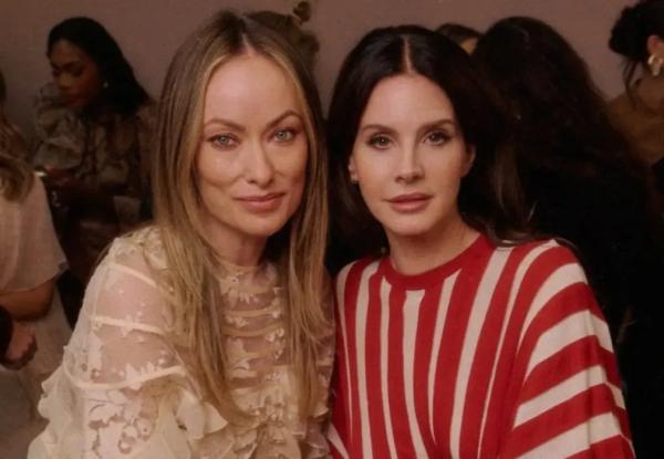Лана Дель Рей с сестрой и Оливия Уайлд на показе Zimmermann в Париже Лана Дель Рей с сестрой и Оливия Уайлд на показе Zimmermann в Париже