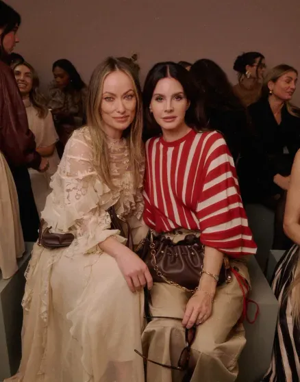 Лана Дель Рей с сестрой и Оливия Уайлд на показе Zimmermann в Париже Лана Дель Рей с сестрой и Оливия Уайлд на показе Zimmermann в Париже