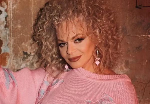 Лариса Долина предложила возвращать деньги покупательнице своей квартиры в течение трёх лет Лариса Долина предложила возвращать деньги покупательнице своей квартиры в течение трёх лет