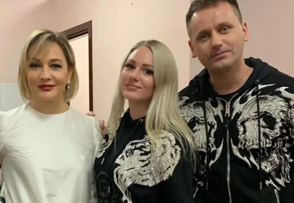 "Ленивые" танцоры Татьяны Булановой со скандалом ушли от неё и обвинили директора певицы в абьюзе "Ленивые" танцоры Татьяны Булановой со скандалом ушли от неё и обвинили директора певицы в абьюзе