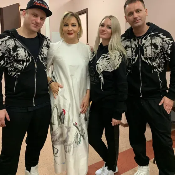 "Ленивые" танцоры Татьяны Булановой со скандалом ушли от неё и обвинили директора певицы в абьюзе "Ленивые" танцоры Татьяны Булановой со скандалом ушли от неё и обвинили директора певицы в абьюзе