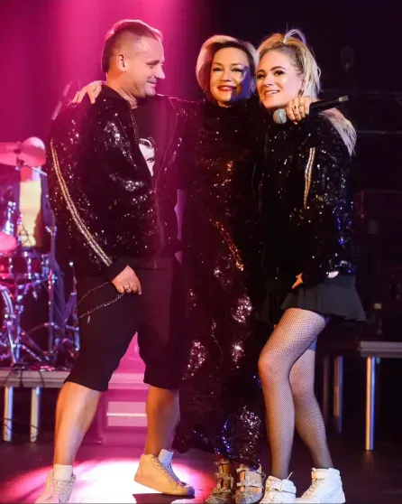 "Ленивые" танцоры Татьяны Булановой со скандалом ушли от неё и обвинили директора певицы в абьюзе "Ленивые" танцоры Татьяны Булановой со скандалом ушли от неё и обвинили директора певицы в абьюзе