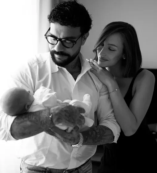 Мать Тимати опубликовала новое фото с новорождённой внучкой, и её обвинили в том, что она "забрала" ребёнка себе Мать Тимати опубликовала новое фото с новорождённой внучкой, и её обвинили в том, что она "забрала" ребёнка себе