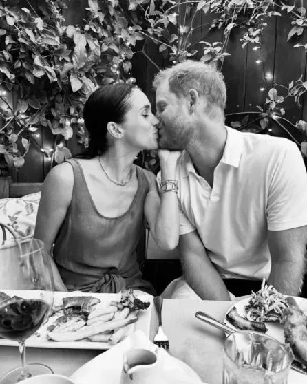 Меган Маркл и принц Гарри попросили Ким Кардашьян удалить все фото с ними после вечеринки. Теперь над ними смеются Меган Маркл и принц Гарри попросили Ким Кардашьян удалить все фото с ними после вечеринки. Теперь над ними смеются