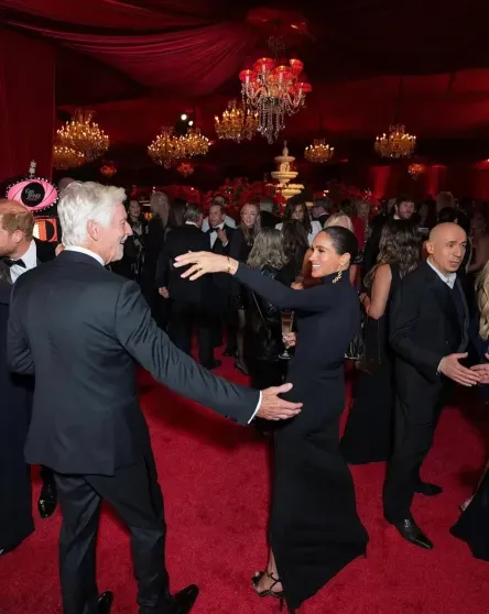 Меган Маркл и принц Гарри попросили Ким Кардашьян удалить все фото с ними после вечеринки. Теперь над ними смеются Меган Маркл и принц Гарри попросили Ким Кардашьян удалить все фото с ними после вечеринки. Теперь над ними смеются