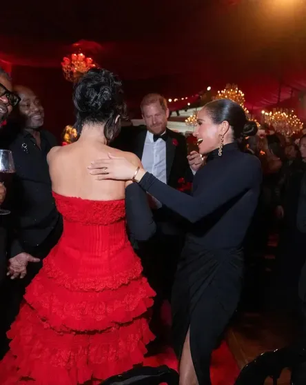 Меган Маркл и принц Гарри попросили Ким Кардашьян удалить все фото с ними после вечеринки. Теперь над ними смеются Меган Маркл и принц Гарри попросили Ким Кардашьян удалить все фото с ними после вечеринки. Теперь над ними смеются