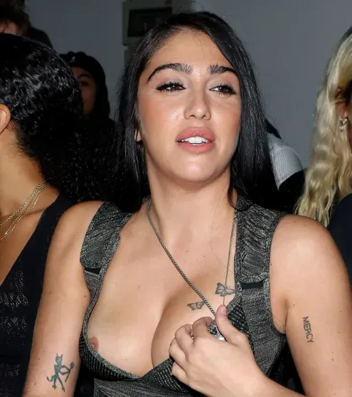 Неделя моды в Милане: дочь Мадонны Лурдес Леон (с обнажённой грудью) и Кристина Романова на показе Knwls Неделя моды в Милане: дочь Мадонны Лурдес Леон (с обнажённой грудью) и Кристина Романова на показе Knwls