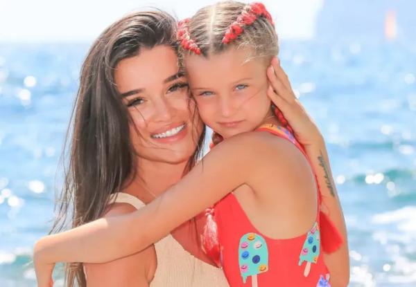 "Полное отсутствие ценностей". Девятилетнюю дочь Ксении Бородиной раскритиковали в сети за ответ на вопрос, на что она потратила бы миллион долларов "Полное отсутствие ценностей". Девятилетнюю дочь Ксении Бородиной раскритиковали в сети за ответ на вопрос, на что она потратила бы миллион долларов