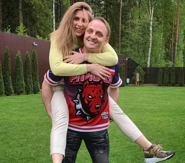 "Понимаю, что в глазах женщин выгляжу мерзавцем". Аскольд Запашный признался, что развёлся с женой после 18 лет брака и что у него есть сын от любовницы "Понимаю, что в глазах женщин выгляжу мерзавцем". Аскольд Запашный признался, что развёлся с женой после 18 лет брака и что у него есть сын от любовницы