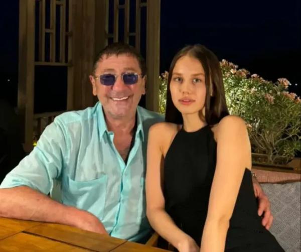 "Потому что так было обещано". Григорий Лепс купил дом бывшей жене