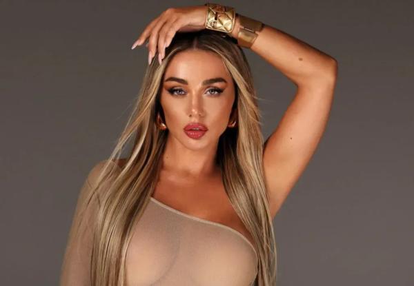 "Приеду с подарками, сумками Louis Vuitton и деньгами". Анна Седокова показала переписку с богатым поклонником