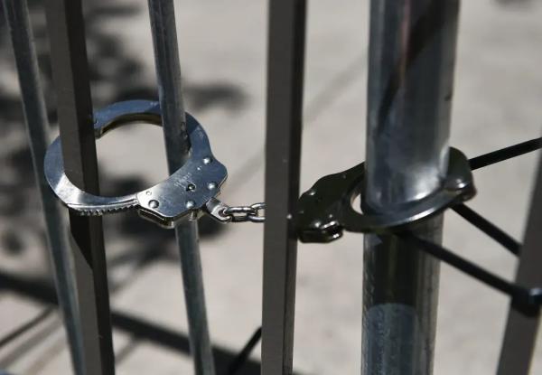 Привязал к кресту и бил током: миллиардера Говарда Рубина арестовали по обвинению в секс-торговле людьми и спонсировании пыток Привязал к кресту и бил током: миллиардера Говарда Рубина арестовали по обвинению в секс-торговле людьми и спонсировании пыток