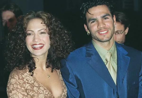 "Проблема в тебе". Бывший муж Дженнифер Лопес обвинил её в изменах после её слов о том, что "её никогда не любили" "Проблема в тебе". Бывший муж Дженнифер Лопес обвинил её в изменах после её слов о том, что "её никогда не любили"