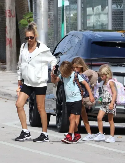 Редкий выход: Анну Курникову засняли с тремя детьми от Энрике Иглесиаса Редкий выход: Анну Курникову засняли с тремя детьми от Энрике Иглесиаса