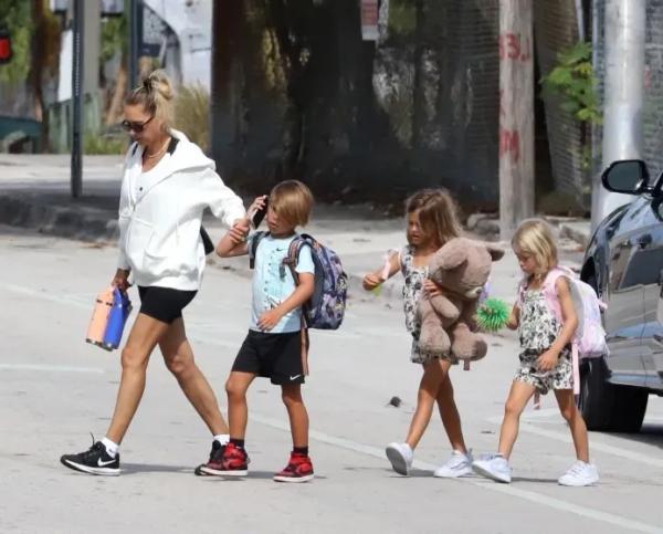 Редкий выход: Анну Курникову засняли с тремя детьми от Энрике Иглесиаса Редкий выход: Анну Курникову засняли с тремя детьми от Энрике Иглесиаса