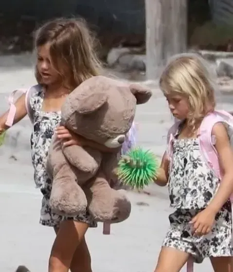 Редкий выход: Анну Курникову засняли с тремя детьми от Энрике Иглесиаса Редкий выход: Анну Курникову засняли с тремя детьми от Энрике Иглесиаса