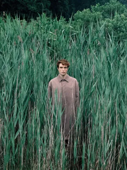 Роберт Паттинсон снялся для глянца и рассказал, как отцовство сделало его "нормисом" Роберт Паттинсон снялся для глянца и рассказал, как отцовство сделало его "нормисом"