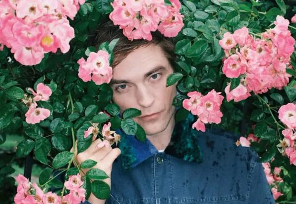 Роберт Паттинсон снялся для глянца и рассказал, как отцовство сделало его "нормисом" Роберт Паттинсон снялся для глянца и рассказал, как отцовство сделало его "нормисом"