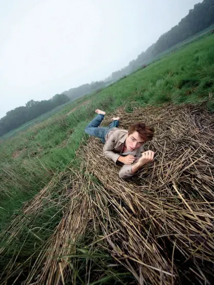 Роберт Паттинсон снялся для глянца и рассказал, как отцовство сделало его "нормисом" Роберт Паттинсон снялся для глянца и рассказал, как отцовство сделало его "нормисом"